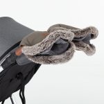 03 petitemars krznene rukavice za djecja kolica mocha moussejpg