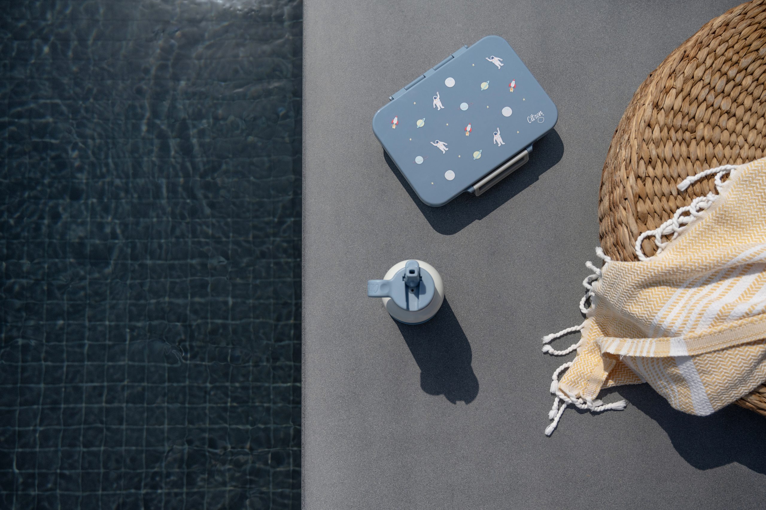 Tritan Lunchbox Spaceship Dusty Blue Lifestyle 1 Tritan Lunchbox Spaceship Dusty Blue Lifestyle 1