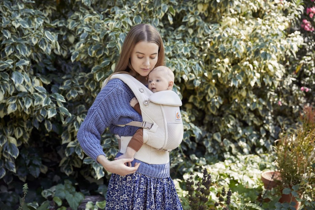 baby carrier adpat sfm natural beige lifestyle 01 4050x2700 aae90be min